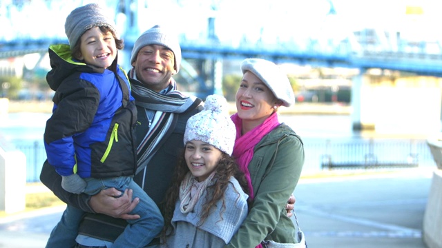 冬天在城市海滨的拉美裔家庭视频素材
