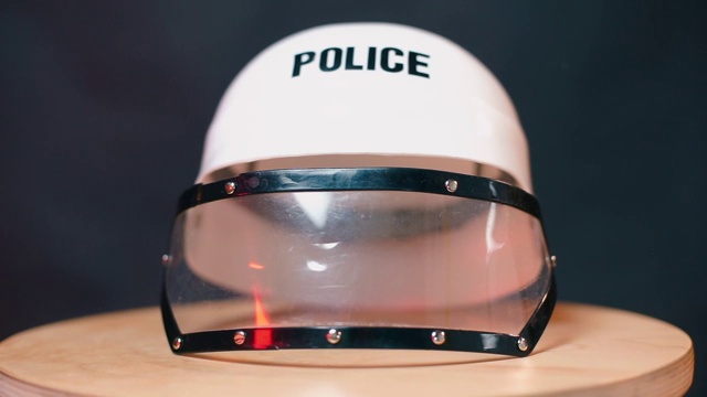 警察头盔的特写镜头。视频下载