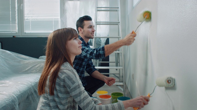 一对夫妇在他们的新房子粉刷墙壁视频下载