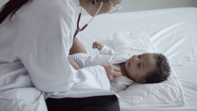 用听诊器检查非洲婴儿，慢动作视频下载
