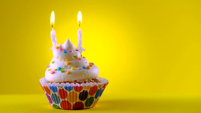 生日装饰纸杯蛋糕与两支蜡烛滑动镜头视频素材