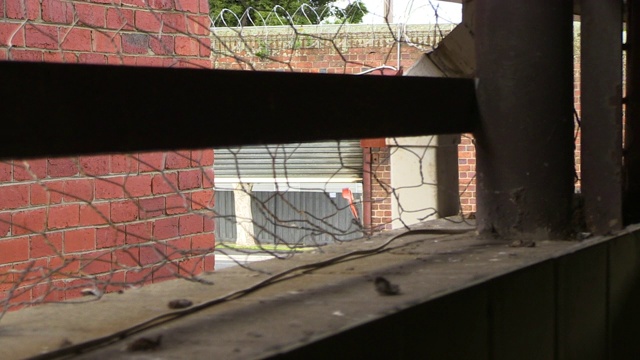 一个废弃的建筑内的视图视频下载