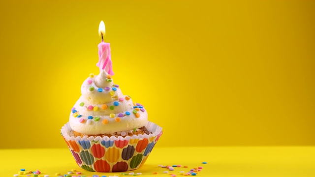 生日装饰纸杯蛋糕与蜡烛和糖屑滑动镜头视频素材
