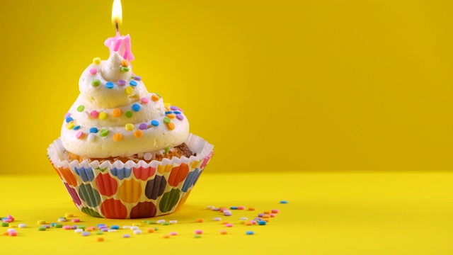 生日装饰纸杯蛋糕与蜡烛和糖屑滑动镜头视频素材