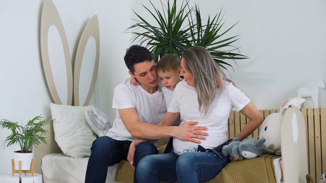 小男孩拥抱怀孕的妈妈和爸爸视频素材