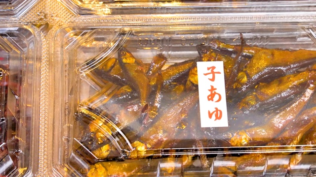 日本大阪的食品包装里装着酱汁的小鱼视频素材
