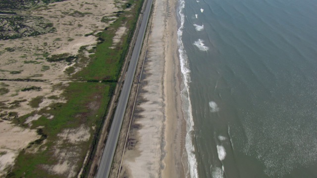 鸟瞰图德州87号高速公路和墨西哥湾海岸的海滩，靠近高岛，德克萨斯州。视频素材