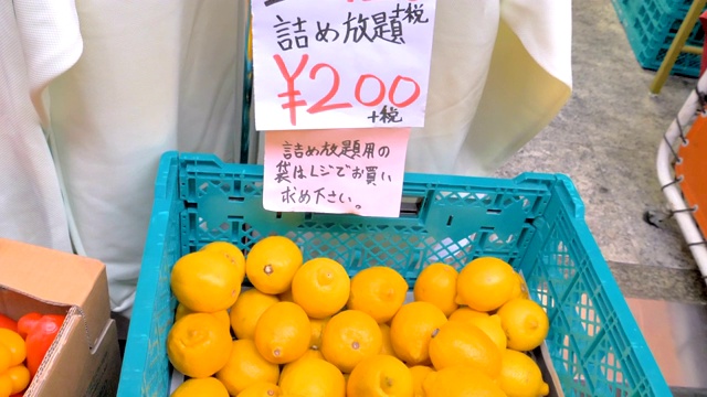 日本大阪的蓝色盒子里的新鲜柠檬视频素材
