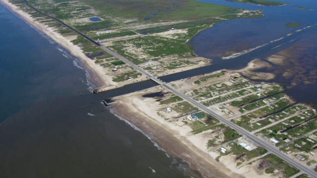墨西哥湾海岸和德州87号公路在吉尔克里斯特岛的翻越过境，德克萨斯州的鸟瞰图。视频素材