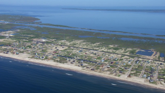 鸟瞰图的海岸住宅在水晶海滩，德克萨斯州，加尔维斯顿湾和东湾的观点。视频素材