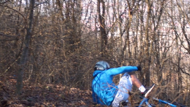 一名山地摩托车手在岩石路上被撞得稀巴烂视频下载