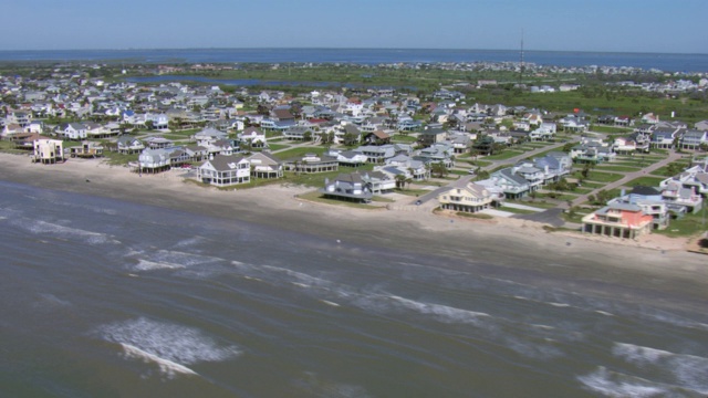 在加尔维斯顿，德克萨斯州海盗海滩上的海滩房子的鸟瞰图。视频素材