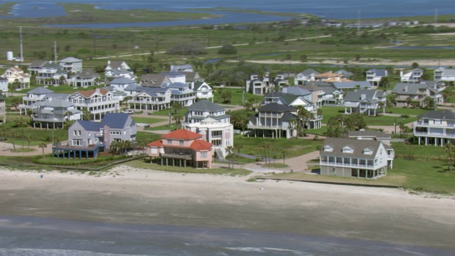 在加尔维斯顿，德克萨斯州棕榈滩海滩房子的鸟瞰图。视频素材