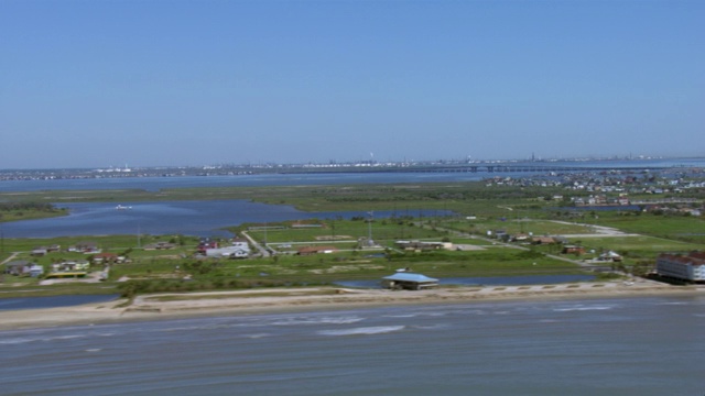 在加尔维斯顿，德克萨斯州海湾海岸海滩上的公寓鸟瞰图。视频素材
