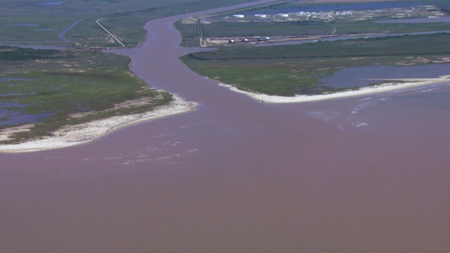 鸟瞰图布拉索斯河河口和海湾海岸附近的自由港，得克萨斯州。视频素材