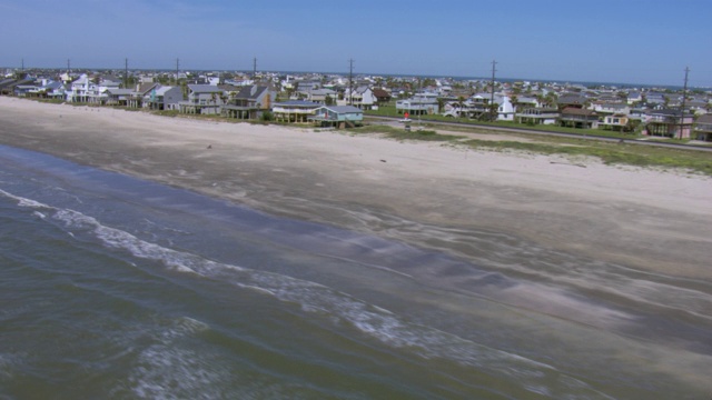 在加尔维斯顿岛，德克萨斯州的海岛海滩上的海滩房子的鸟瞰图。视频素材