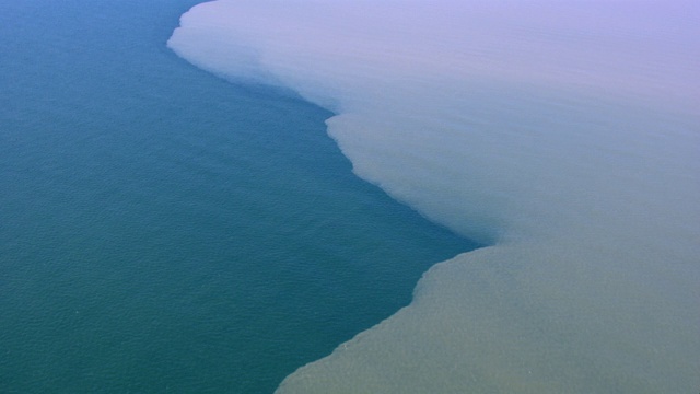鸟瞰图的河河口在墨西哥湾附近的自由港，得克萨斯州。视频素材