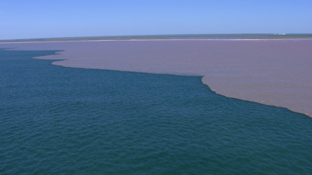 鸟瞰图布拉索斯河河口和海湾海岸附近的自由港，得克萨斯州。视频素材