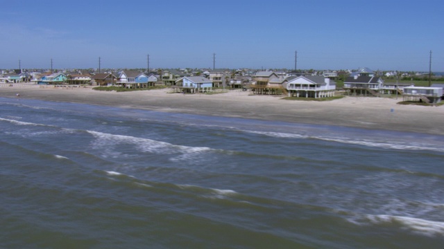 在加尔维斯顿岛，德克萨斯州海滩房子的鸟瞰图。视频素材