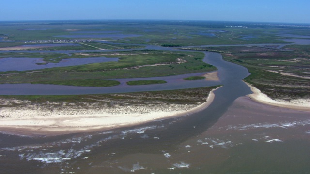 鸟瞰图圣伯纳德河口在墨西哥湾海岸的德克萨斯州。视频素材