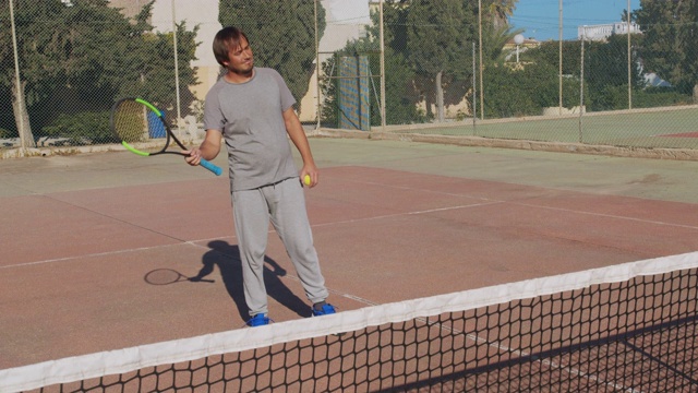 运动员在网球场上旋转网球拍视频素材