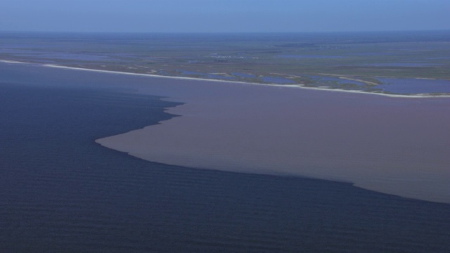 鸟瞰图的布拉索斯河河口在墨西哥湾附近的自由港，得克萨斯州。视频素材