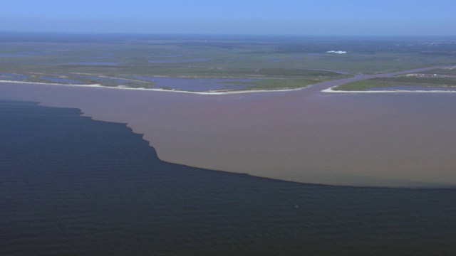鸟瞰图的墨西哥湾与布拉索斯河口附近的自由港，得克萨斯州。视频素材