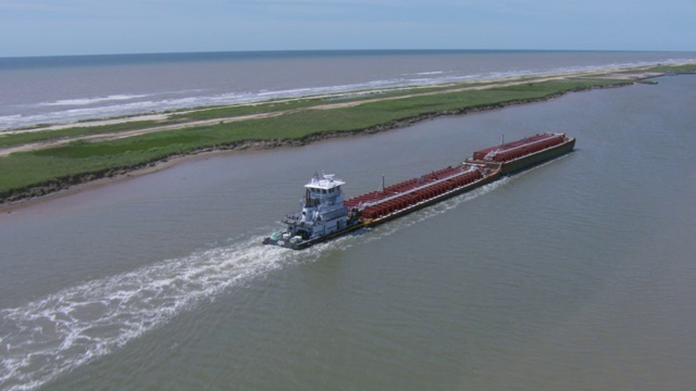 在马塔哥达县，德克萨斯州的近岸水道驳船鸟瞰图。视频素材