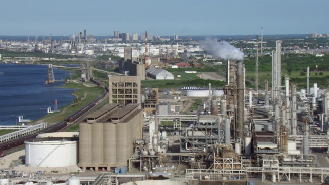 美国德克萨斯州科珀斯克里斯蒂州州际谷物公司与石油和天然气工业工厂的鸟瞰图。视频素材