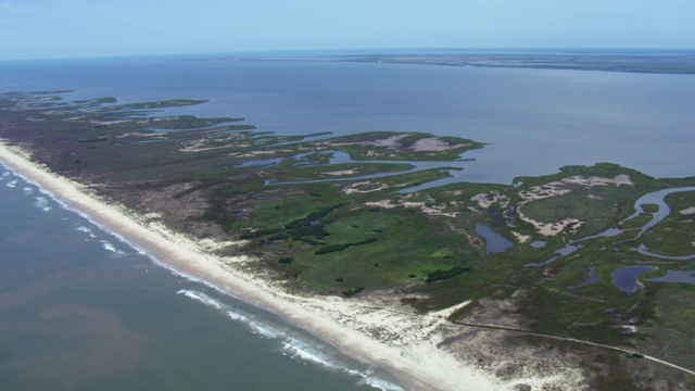 鸟瞰图的马塔哥尔达半岛湿地和墨西哥湾，德克萨斯州。视频素材