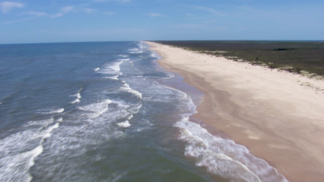 海浪撞击马塔哥达半岛海滩的鸟瞰图，德克萨斯州。视频素材