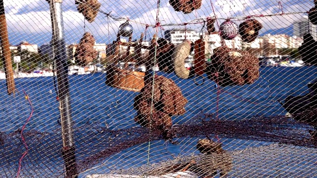 晾干渔网后面的海绵视频素材