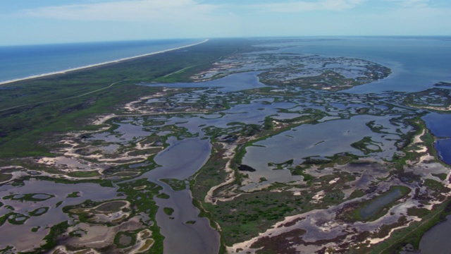 鸟瞰图上的湿地马塔戈达岛与墨西哥湾和圣安东尼奥湾，德克萨斯州。视频下载