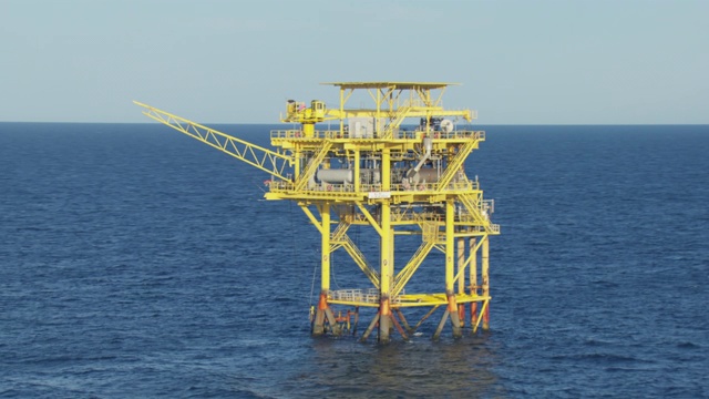 德克萨斯州北帕德雷岛海岸墨西哥湾石油钻井平台的鸟瞰图。视频下载