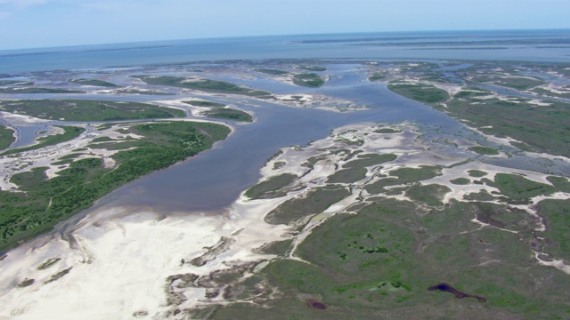 鸟瞰图雪松湾通行证划分马塔戈达岛和圣何塞岛在墨西哥湾海岸的德克萨斯州。视频素材