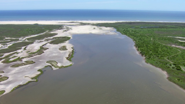 鸟瞰图的文森Slough在马塔哥达岛和雪松湾，德克萨斯州。视频素材