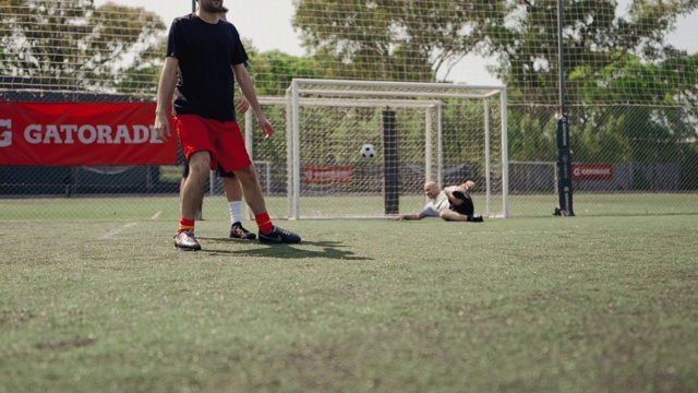 男性足球运动员踢足球的低角度视图视频素材