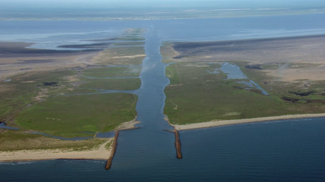 曼斯菲尔德港海峡口的鸟瞰图，它穿过南帕德雷岛，在德克萨斯州的墨西哥湾海岸。视频素材