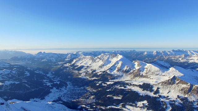 缓慢移动的瑞士阿尔卑斯山的区域视图视频素材
