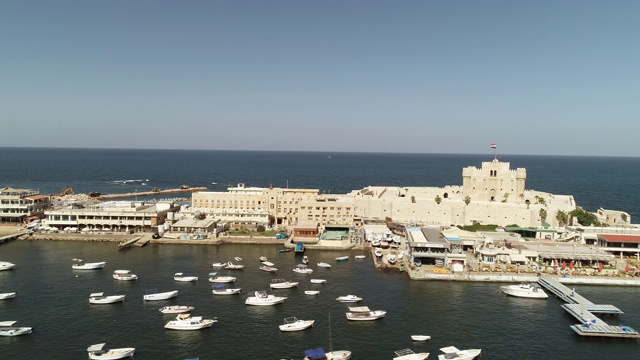 一架无人机在埃及亚历山大港市海上拍摄-凯特湾城堡视频素材