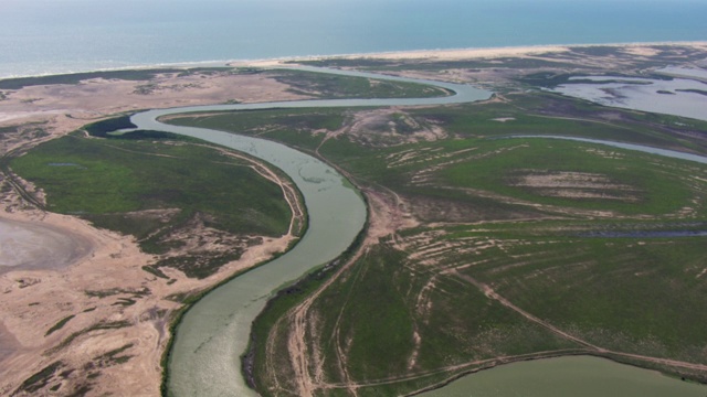 格兰德河的鸟瞰图，它流入分隔美国和墨西哥的墨西哥湾。视频下载