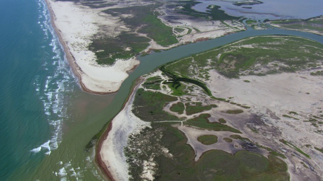 鸟瞰图的里约热内卢大河口，因为它流入墨西哥湾与墨西哥和德克萨斯州的观点。视频素材
