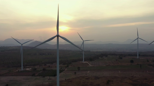 多莉左侧鸟瞰图的风力涡轮机在日落时间视频下载