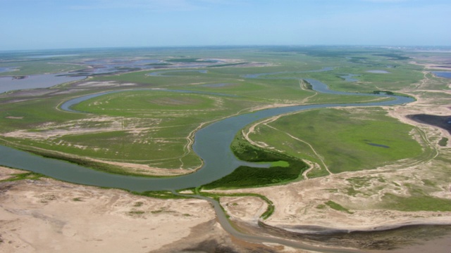 格兰德河的鸟瞰图，格兰德河分隔了美国德克萨斯州和靠近墨西哥湾的墨西哥。视频素材