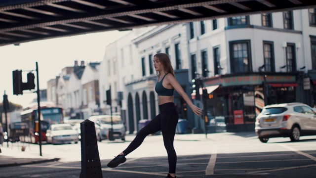 年轻的女舞者在城市里锻炼视频素材