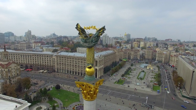 基辅独立广场上的独立雕像。顺时针方向的水平圆。视频下载