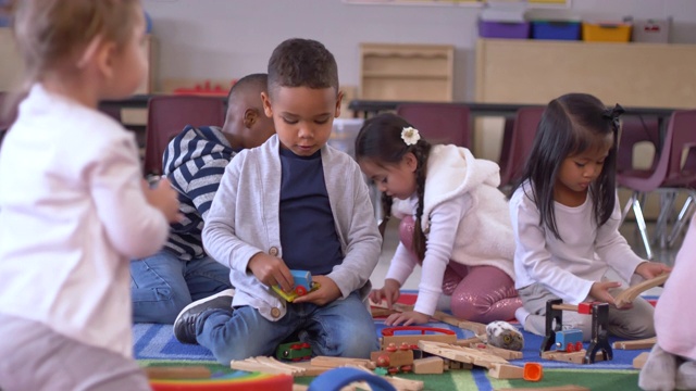 一群学龄前儿童在玩玩具视频下载