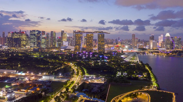 4k超延时鸟瞰图的新加坡城市天际线在晚上，日落新加坡视频素材