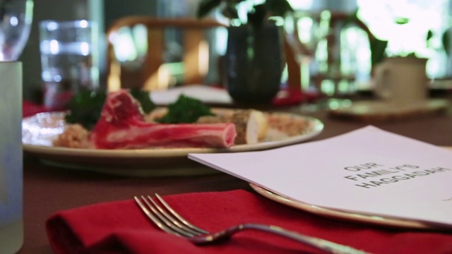 逾越节期间餐桌上的逾越节餐盘的低角度拍摄。视频素材