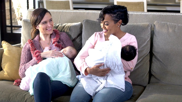 两个母亲和婴儿，母乳喂养视频素材